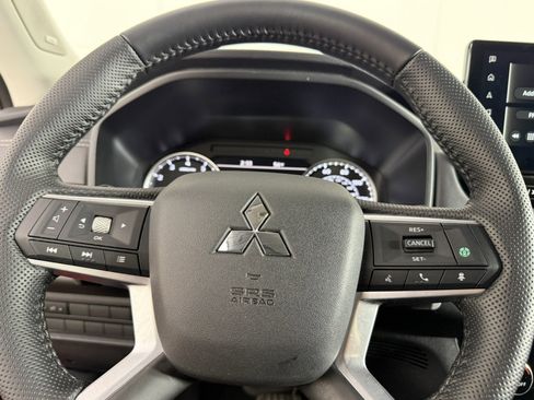 Used 2025 Mitsubishi Outlander SE image 23