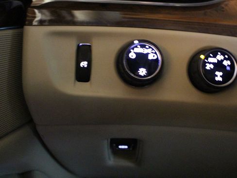 Used 2015 Cadillac Escalade ESV Premium image 58