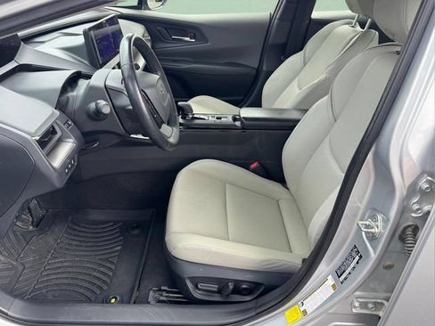 Used 2024 Toyota Prius XLE FWD image 6