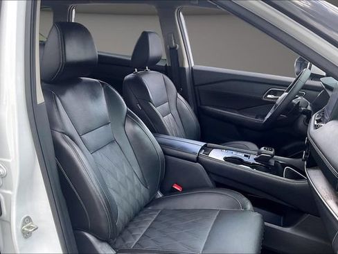 Used 2025 Nissan Rogue Platinum FWD image 7