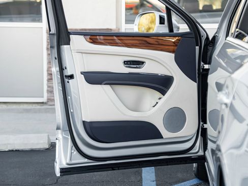 Used 2023 Bentley Bentayga Extended Wheelbase image 15