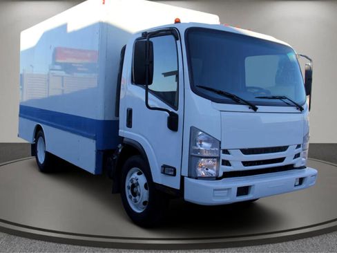 Used 2018 Isuzu NPR image 3
