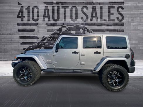 Used 2017 Jeep Wrangler Unlimited Sahara w/ Connectivity Group image 8