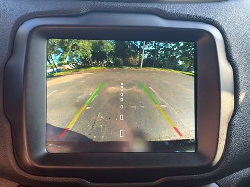 Used 2022 Jeep Renegade Altitude AWD/4WD image 16