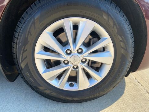 Used 2017 Kia Sedona LX w/ LX Essentials Premium Package FWD image 29