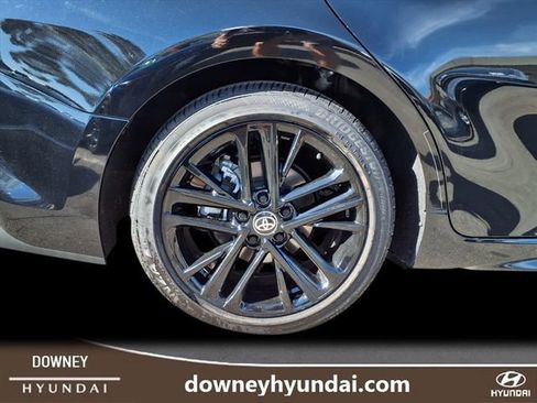 Used 2025 Toyota Camry SE image 6