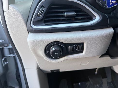 Used 2024 Chrysler Pacifica Touring-L image 9