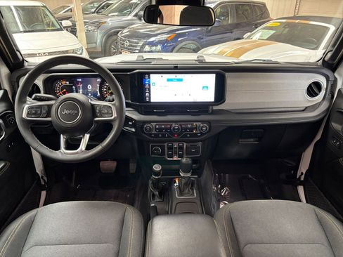 Used 2025 Jeep Wrangler Unlimited Sahara AWD/4WD image 32