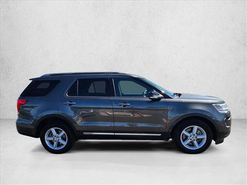 Used 2018 Ford Explorer XLT w/ Equipment Group 202A FWD image 4