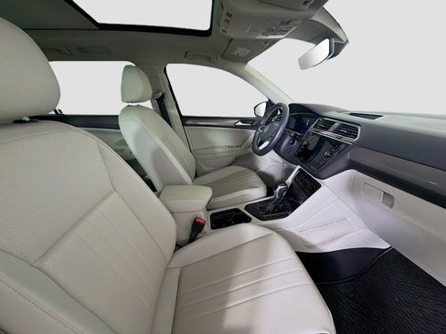 Used 2023 Volkswagen Tiguan SE w/ Panoramic Sunroof Package FWD image 31