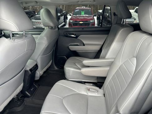 Used 2022 Toyota Highlander XLE image 12
