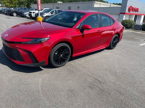 Used 2025 Toyota Camry SE w/ Convenience Package FWD image 16
