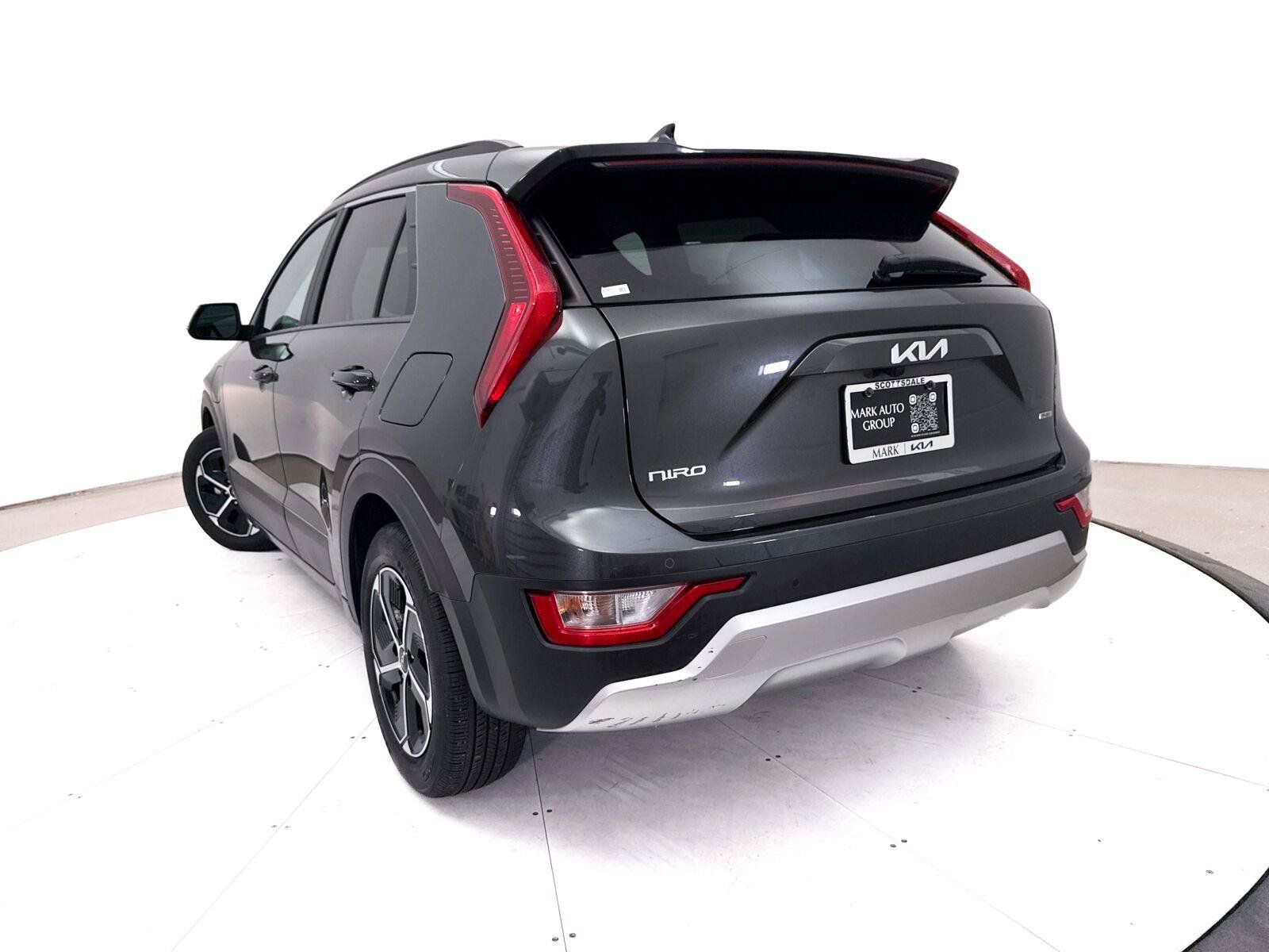 Used 2024 Kia Niro EX w/ EX Cold Weather Package FWD image 8
