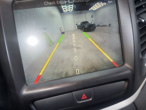 Used 2017 Jeep Cherokee Trailhawk w/ Cold Weather Group image 19