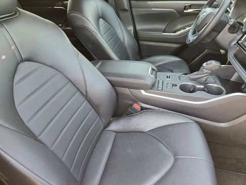 Used 2022 Toyota Highlander XLE image 19