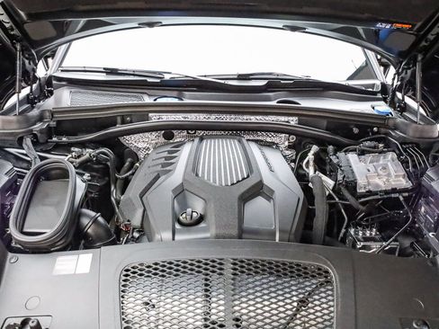 Certified 2025 Porsche Macan image 30