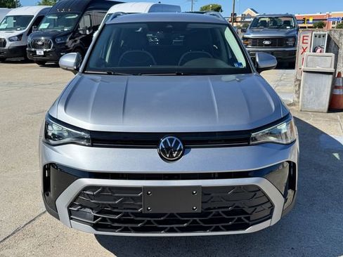 Used 2025 Volkswagen Taos SE FWD image 2