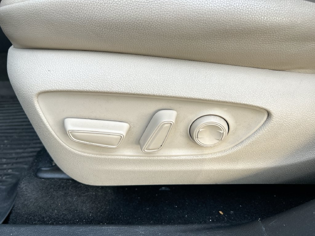 Used 2023 Toyota Highlander XLE FWD image 12