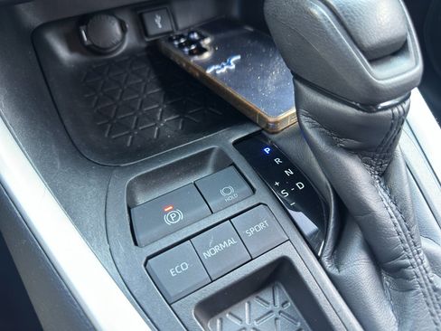 Used 2021 Toyota RAV4 LE image 23