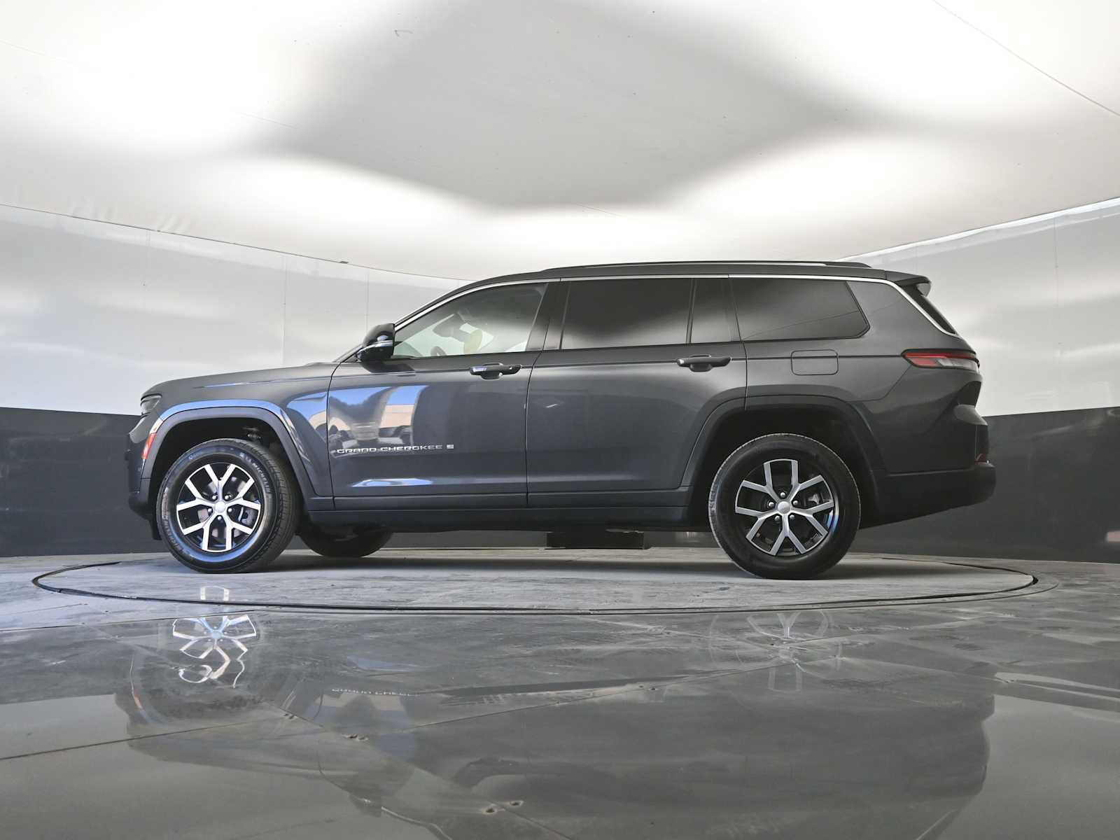 Used 2023 Jeep Grand Cherokee L Limited w/ Luxury Tech Group II AWD/4WD image 37