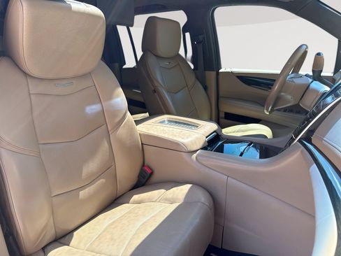 Used 2018 Cadillac Escalade ESV Platinum AWD/4WD image 27