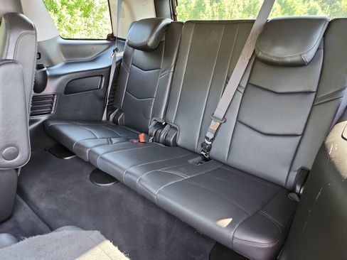 Used 2020 Cadillac Escalade Luxury AWD/4WD image 16