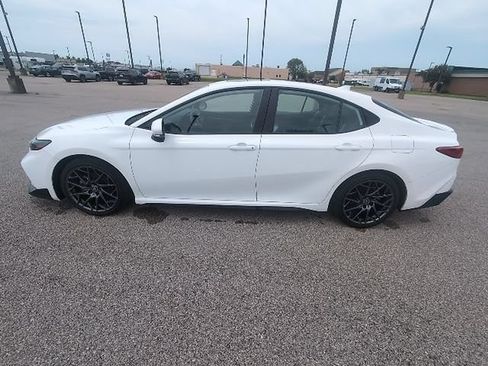Used 2025 Toyota Camry SE w/ Convenience Package FWD image 9