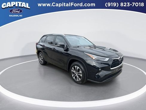Used 2024 Toyota Highlander XLE image 2