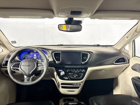 Used 2024 Chrysler Pacifica Touring-L FWD image 12
