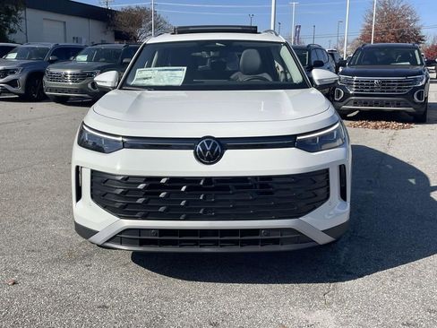 New 2026 Volkswagen Tiguan SE FWD image 2