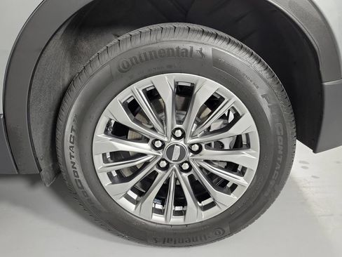 Certified 2025 Cadillac XT4 Premium Luxury FWD image 10