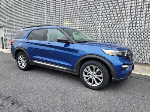 Used 2021 Ford Explorer XLT w/ Equipment Group 202A AWD/4WD image 2