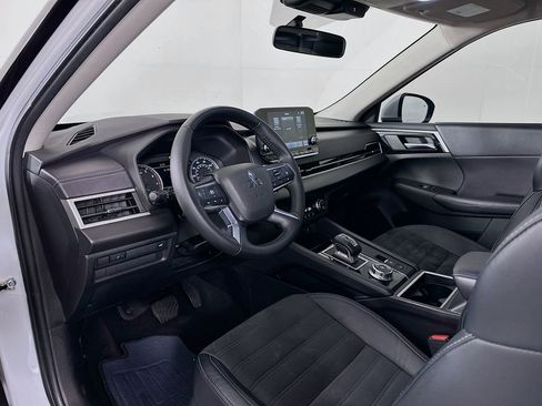 Used 2023 Mitsubishi Outlander SE image 9