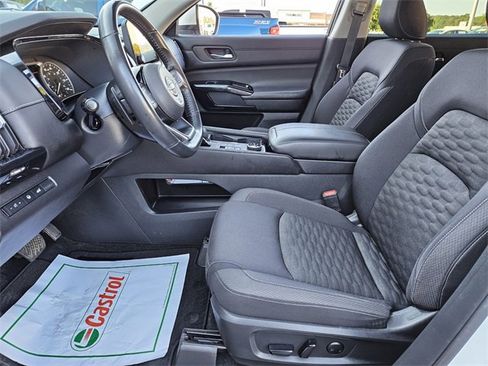 Used 2022 Nissan Pathfinder SV w/ SV Premium Package image 8