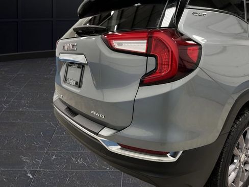 Used 2023 GMC Terrain SLT image 31