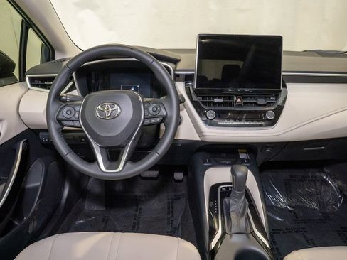 Used 2025 Toyota Corolla XLE image 6