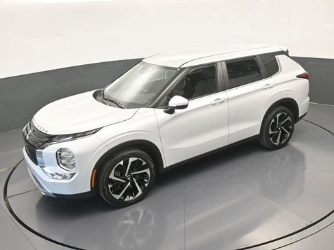 Used 2023 Mitsubishi Outlander SE image 55