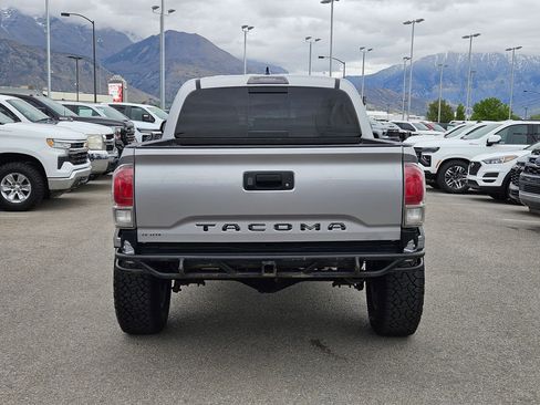 Used 2017 Toyota Tacoma TRD Sport w/ Tow Package (A/T) AWD/4WD image 4