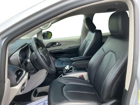 Used 2024 Chrysler Pacifica Touring-L FWD image 9