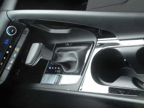 Used 2025 Hyundai Elantra Blue image 9