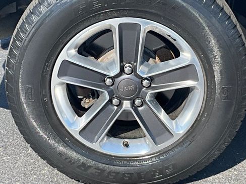 Used 2019 Jeep Wrangler Unlimited Sahara w/ Safety Group AWD/4WD image 9