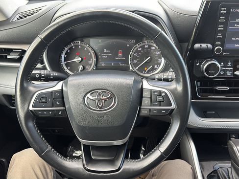 Used 2022 Toyota Highlander XLE AWD/4WD image 29