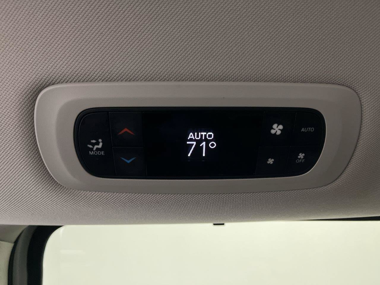 Used 2024 Chrysler Pacifica Touring-L FWD image 11