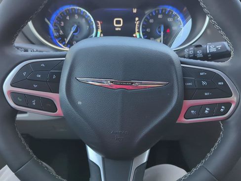 Used 2024 Chrysler Pacifica Touring-L FWD image 16