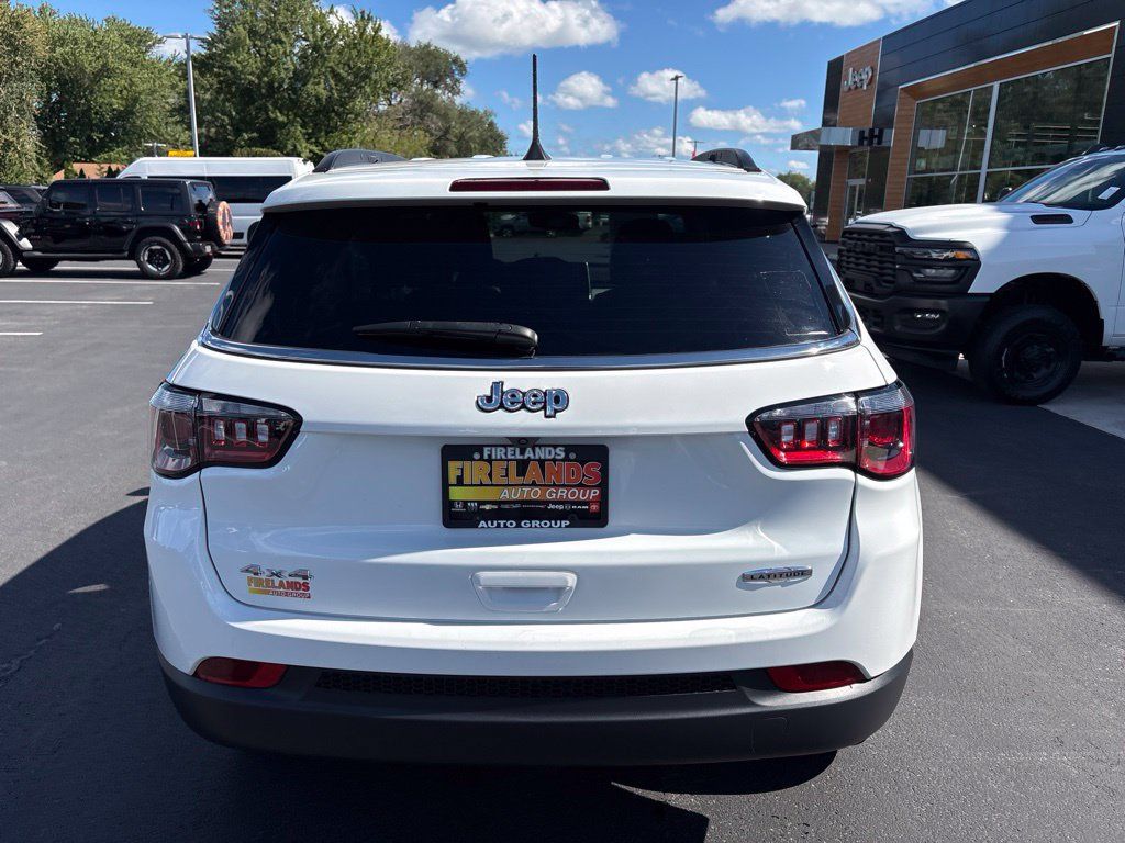 Used 2025 Jeep Compass Latitude AWD/4WD image 4