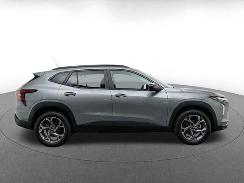 Used 2025 Chevrolet Trax LT w/ LT Convenience Package FWD image 13