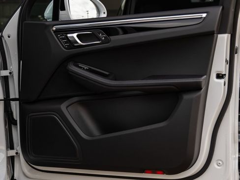 Certified 2025 Porsche Macan AWD/4WD image 42