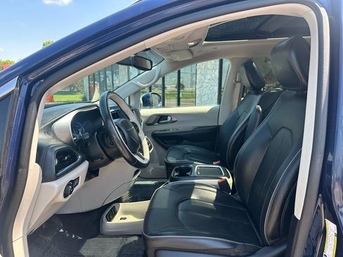 Used 2019 Chrysler Pacifica Limited FWD image 2