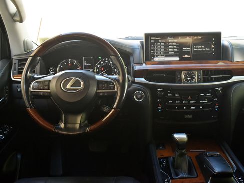 Used 2018 Lexus LX 570 4WD w/ Luxury Package image 31