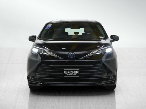 Used 2025 Toyota Sienna XLE w/ XLE Plus Package image 8